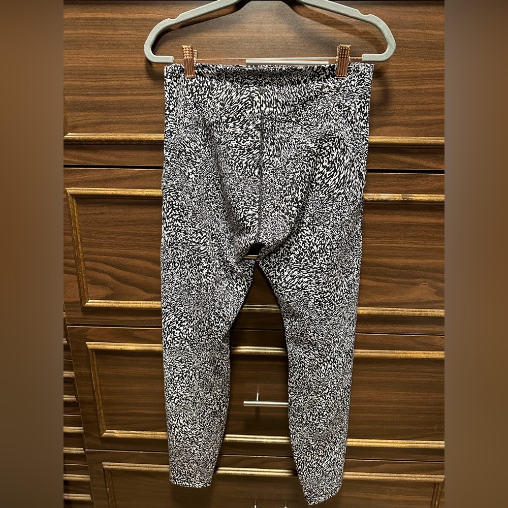 Lululemon InStill HR Leggings 28" Size 8 - Picture 6 of 8